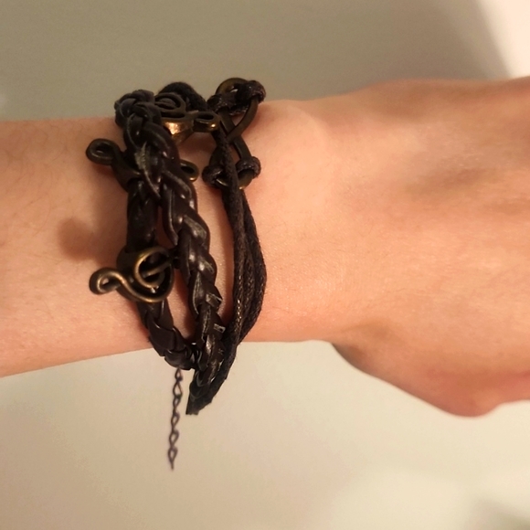 Assorted Lovisa rings, bracelets and necklaces - Picture 10 of 16